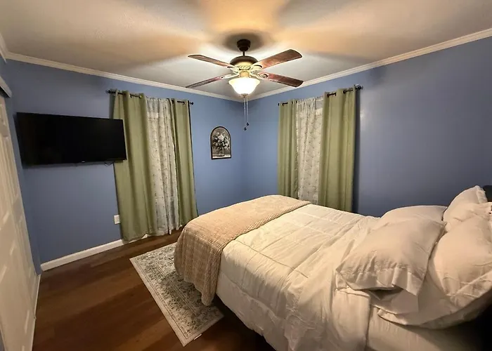 Quiet Comfort Near Downtown 2br 1ba