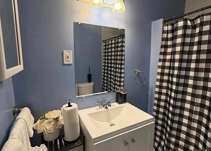 Quiet Comfort Near Downtown 2br 1ba Сasa de vacaciones *